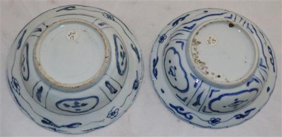 Two small Chinese Kraak blue and white barbed rim bowls, early 17th century, 14.5 and 15cm, one cracked